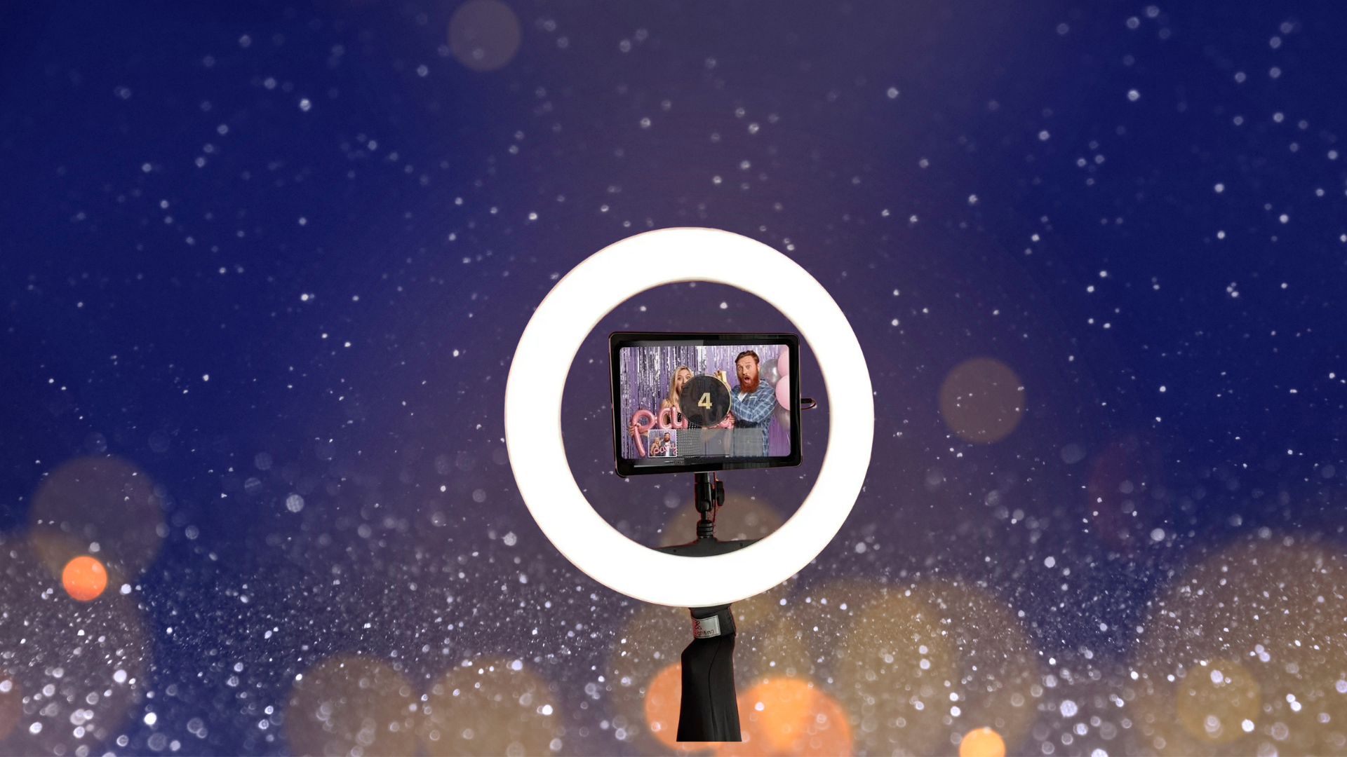 695 Ge festen minnen som består med en smidig och rolig photobooth. Gästerna kan ta spontana bilder, posera med rekvisita och skapa personliga minnen från kvällen. Photoboothen passar alla typer av evenemang och blir snabbt en naturlig samlingspunkt. Enkelt att använda och alltid uppskattat av både stora och små.